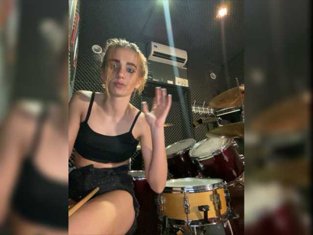Фотографије EmmylieMorris I'm in music studio today*-* And I'm really sorry if its lagging a bit...Pleqase tip 5 tk^-^ Write in FREE CHAT^-^I really love 5 tk UH(Ultra High) vibration *_*