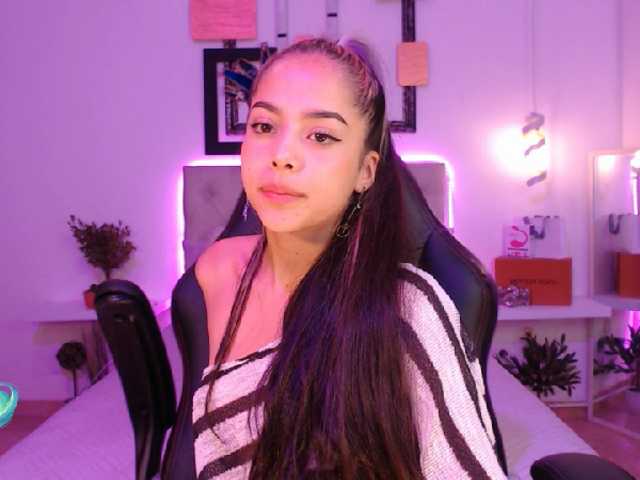 Фотографије saraahmilleer hello guys welcome to my room help me complette my first goal : naked go enjoy me #latina#brunette#curvy#hot#young#18#pvt